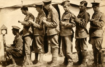 İngiliz askerleri cephede saatlerini senkronize ediyor, Birinci Dünya Savaşı, 1914-1918, 1933. by Unbekannt