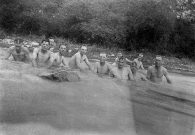 Bir dağ deresinde yıkanan İngiliz askerleri, Kalsi, Hindistan, 1917 by Unbekannt
