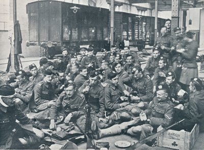 İngiliz askerleri bir Fransız Tren İstasyonunda yemek yerken, c1914 by Unbekannt