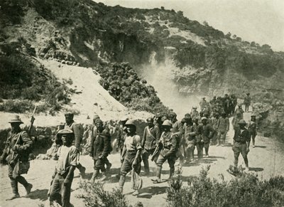 Türk mahkumlarla İngiliz birlikleri, Birinci Dünya Savaşı, 1915, c1920. by Unbekannt