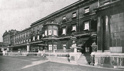 Buckingham Sarayı... Kralın öldüğü odayı gösteriyor, 1910. by Unbekannt