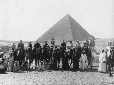 Giza Piramitlerinden birinin önünde deve turu, Mısır, c1920s-c1930s by Unbekannt