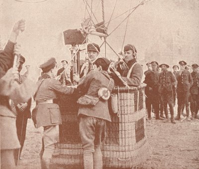 Kanadalı resmi görüntü yönetmeni ve asistanı bir uçurtma balonunda yükselmeye hazır, c1917 1919 by Unbekannt
