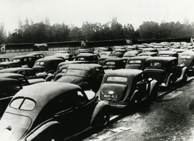 İşgalci Almanlar tarafından el konulan arabalar, Vincennes, Paris, 1940-1944 by Unbekannt