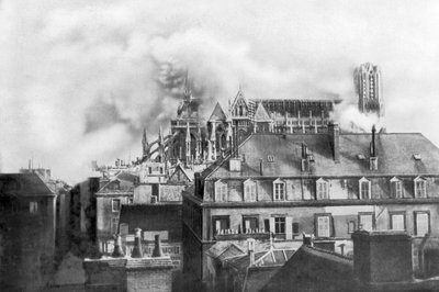 Alman bombardımanından yanan Reims Katedrali, Fransa, 1914 by Unbekannt