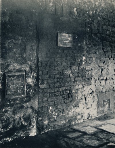 Kiralık ev. Manastırda Bir Keşiş Hücresinin Yiyecek Ambarı ve Kapısı, 1925 by Unbekannt
