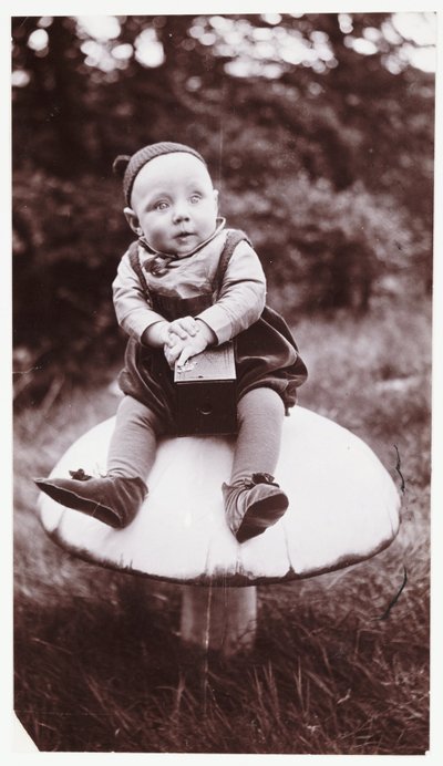 Brownie kameralı çocuk, c 1900 George Alfred Wyatt (1870-1922) tarafından çekilmiş, Brownie gibi giyinmiş küçük bir çocuğun enstantane fotoğrafı by Unbekannt