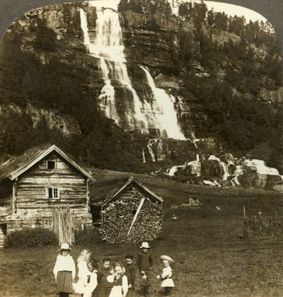 Teraslı Tvinde şelalesi olan bir çiftçi tarlasında oynayan çocuklar, Vossevangen, Norveç, c1905. by Unbekannt