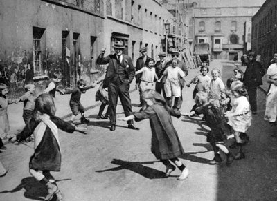 Sokakta dans eden çocuklar, Londra, 1926-1927 by Unbekannt