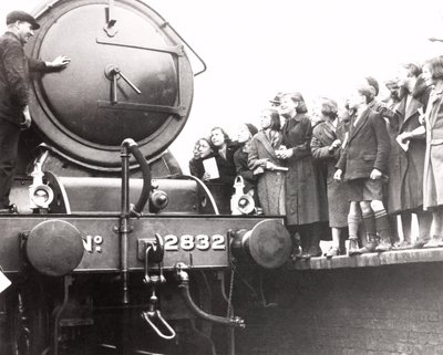 Buharlı lokomotife bakan çocuklar, 3 Mart 1936 by Unbekannt