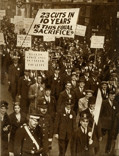 Maaş kesintilerini protesto eden memurlar, Londra, Ekim 1931, 1935. by Unbekannt