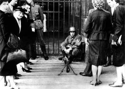 Bir Alman muhafız karakolunun önünde makineli tüfekli siviller, Paris, Haziran 1940 by Unbekannt