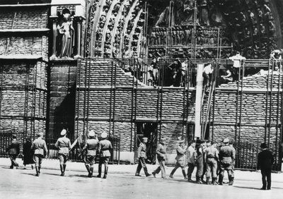 Alman işgali altındaki Paris, Notre Dame cephesinden kum torbası korumasının temizlenmesi, 1940 by Unbekannt