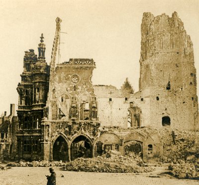 Saat Kulesi ve Hotel de Ville, Arras, kuzey Fransa, c1914-c1918 by Unbekannt