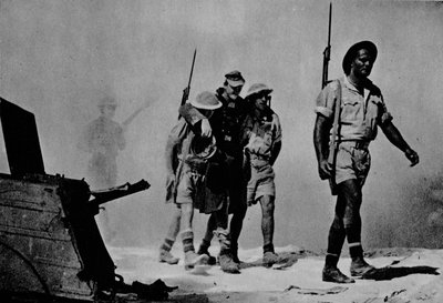 Büyük bir savaşın yakın çekimi. Avustralyalılar yaralı bir mahkum getiriyorlar, 1942 1944 by Unbekannt