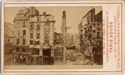 Commune de Paris (1871): Bir yıl önceki binayı Komün sırasında harabe halinde gösteren bir reklam kartı olan Carpet Rouge