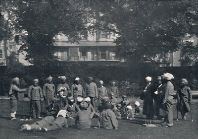 Doğu Çimenlerinde Quoits Oynayan Nekahat Dönemindeki Hintli Askerler, c1915, 1939 by Unbekannt