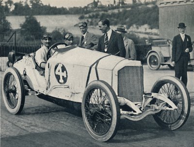Kont Zborowski, daha genç, bir Mercedes