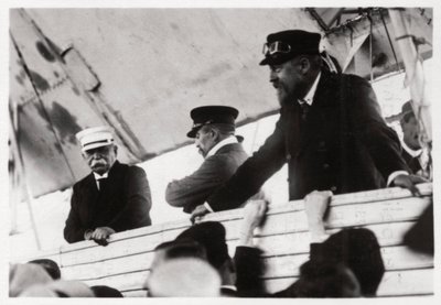 Kont Zeppelin ve Dr Eckener bir Zeppelin gondolunda, Schwaben, Almanya, c1908-1917 1933 by Unbekannt