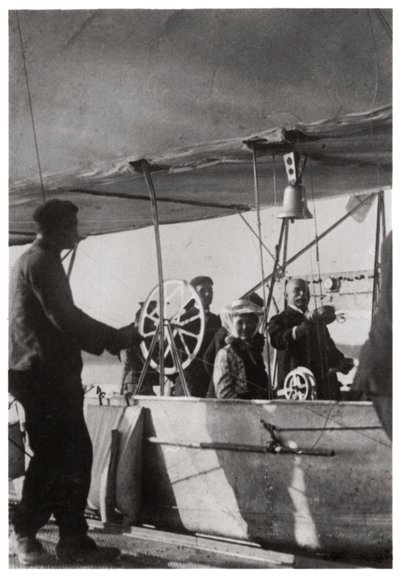 Kont Zeppelin kızıyla birlikte Zeppelin LZ3 gondolunda, Almanya, c1906-1908 1933 by Unbekannt