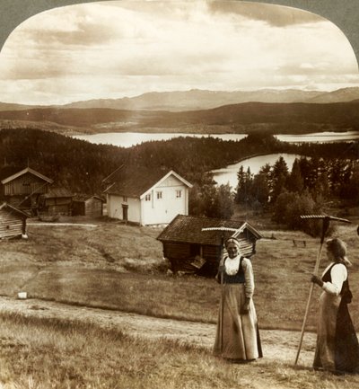 Taşralı kızlar samanlıkta - Bolkesjo ve Folsjo gölleri üzerinden Himingen Mts., Norveç, c1905. by Unbekannt
