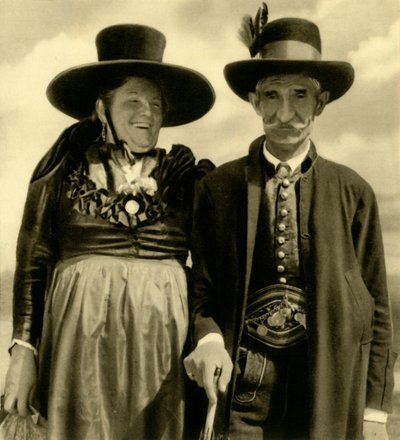 Geleneksel elbiseli çift, Sankt Lambrecht, Styria, Avusturya, c1935. by Unbekannt