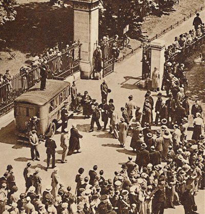 Kalabalık, tutuklanan adamın polis minibüsüne götürülmesini izliyor, 1937 by Unbekannt