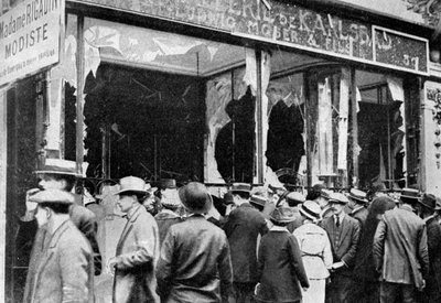 Hasarlı Avusturyalı kuyumcu dükkanı, Paris, Birinci Dünya Savaşı, 1914 by Unbekannt