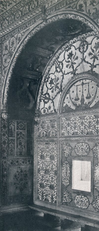 Delhi. Dilekçelerin alındığı Adalet Terazisi Oymalı Mermer Perde., c1910. by Unbekannt