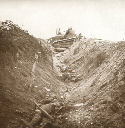 Yok edilen tank ve ceset, Auberives, Fransa, c1914-c1918 by Unbekannt
