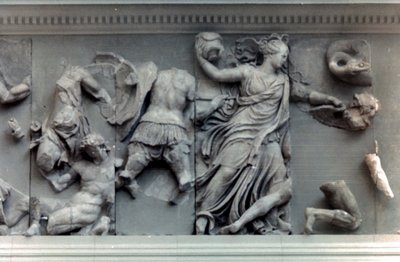 Bergama Sunağının Büyük Frizinden Detay, MÖ 180-159 by Unbekannt