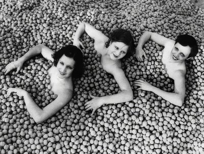Üç genç kadın bir ceviz denizinde yıkanıyor. Amerika. 1932 by Unbekannt