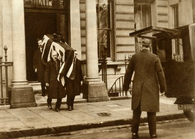 Earl Haigs tabutu öldüğü evden taşınırken, Londra, 29 Ocak 1928, 1935. by Unbekannt