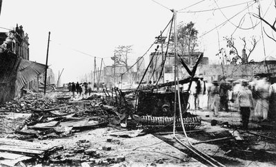 Deprem hasarı ve yanmış bir araba, King Street, Kingston, Jamaika, 1907 by Unbekannt