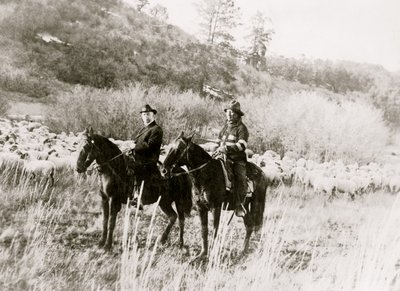 Edd Ladd, tam kan Apache Kızılderilisi, Jicarilla Reservation, New Mexico, Hintli Komiser Cato Sells ile birlikte, at sırtında 1920 (fotoğraf) by Unbekannt