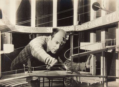 El Lissitzky Sahne Tasarımı Üzerinde Çalışıyor, Meyerhold Tiyatrosu, 1929. by Unbekannt