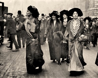 Emmeline Pethick Lawrence ve Christabel Pankhurst, 1908 dolayları (fotoğraf) by Unbekannt