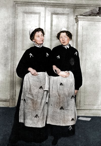 Emmeline ve Christabel Pankhurst, İngiliz süfrajetleri, hapishane kıyafeti içinde, 1908 by Unbekannt