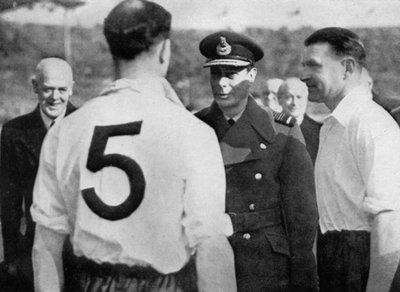İngiliz futbolcu Eddie Hapgood, Kral George VI ile tanışıyor, c1937-c1944 by Unbekannt