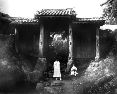 Bir köyün girişi, Kore, 1900 by Unbekannt