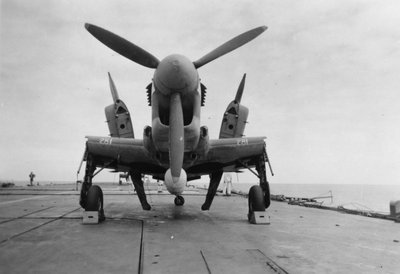 Fairey Firefly uçağı hangar asansörüne taşınmaya hazır, HMS Venerable, 1945 by Unbekannt