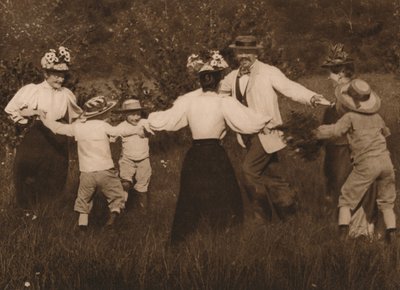Bir tarlada oyun oynayan aile, 1937 by Unbekannt