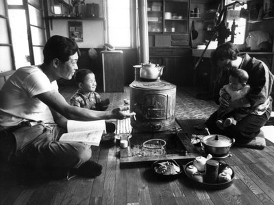 Oturma odalarında dinlenen aile, Hokkaido bölgesi, Japonya, 1963 by Unbekannt