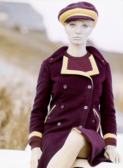 Moda: şapka ve palto giyen genç kadın, 1960