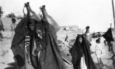 Kadın su taşıyıcıları, Amarah, Irak, 1917-1919 by Unbekannt