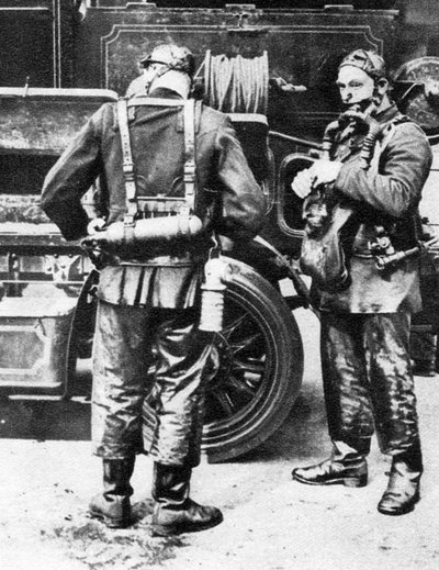 Duman kaskı takan itfaiyeciler, Farringdon Caddesi lastik işleri, Londra, 1926-1927 by Unbekannt