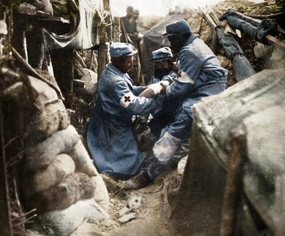 Fransız siperlerinden birinde yaralı bir adama ilk yardım, 1915 by Unbekannt