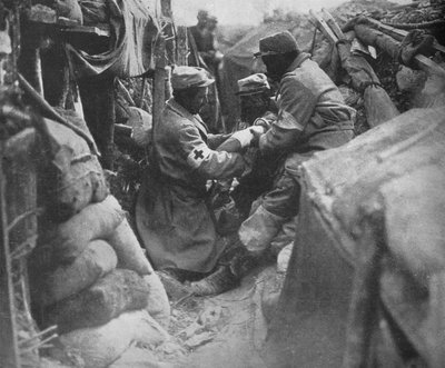 Fransız siperlerinden birinde yaralı bir adama ilk yardım, 1915 by Unbekannt