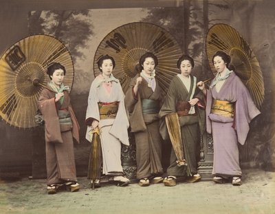 [Geleneksel Şemsiyeli Elbiseli Beş Japon Kadın], 1870