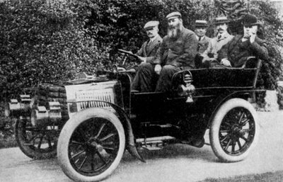 Bir motorlu arabada oturan beş adam, 1902 1935 by Unbekannt